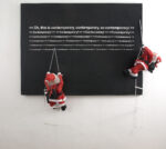 L’arte contemporanea raccontata ai bambini I babbi Natale di Tino L’arte raccontata ai bambini, anzi aux enfants. Ecco le foto della mostra che Gianni Colosimo prepara per il Centre Pompidou di Metz