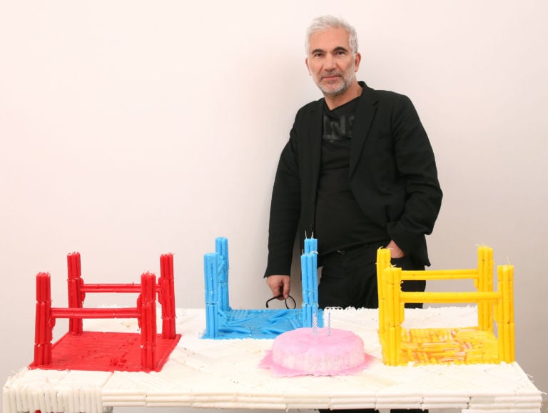 L’arte contemporanea raccontata ai bambini La torta con le candeline di Chen L’arte raccontata ai bambini, anzi aux enfants. Ecco le foto della mostra che Gianni Colosimo prepara per il Centre Pompidou di Metz