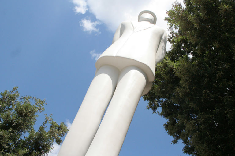 Maurizio Orrico Il viaggiatore 01 Ehi ma chi ha ridotto così Villa Torlonia? Ah, già, è la Biennale di Scultura di Roma