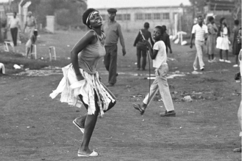 Mofokeng Comrade Sister White City Jabavu 1985 Courtesy Lunetta Bartz MAKER Johannesburg Fotocontrasti al Jeu de Paume