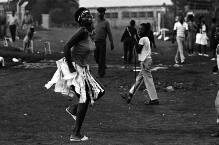 Mofokeng Comrade Sister White City Jabavu 1985 Courtesy Lunetta Bartz MAKER Johannesburg Fotocontrasti al Jeu de Paume