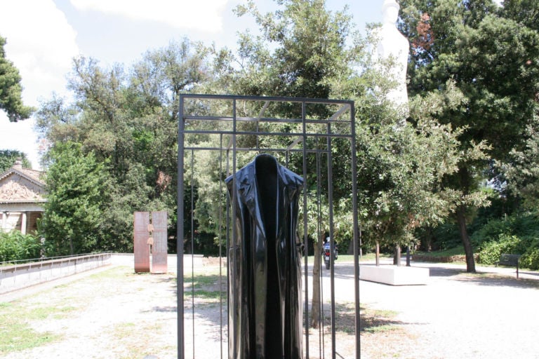 Paolo Guiotto Il corpo assente 01 Ehi ma chi ha ridotto così Villa Torlonia? Ah, già, è la Biennale di Scultura di Roma