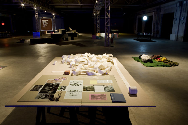 Ping—Pong Panda Povera Pop—Punk Planet Politics and P—Art installazione site specific di Surasi Kusolwong Milano Hangar Bicocca Courtesy Fondazione Hangar Bicocca Copyright Agostino Osio 10 Ancora backstage, stavolta si va all’Hangar Bicocca per giocare a Ping-Pong con Surasi Kusolwong…