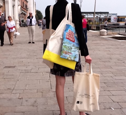 Press bags alla Biennale Allarme tribnews frivola: Venezia shopper parade. E facciamola questa classifica delle mejo borsine. Quale padiglione vince?