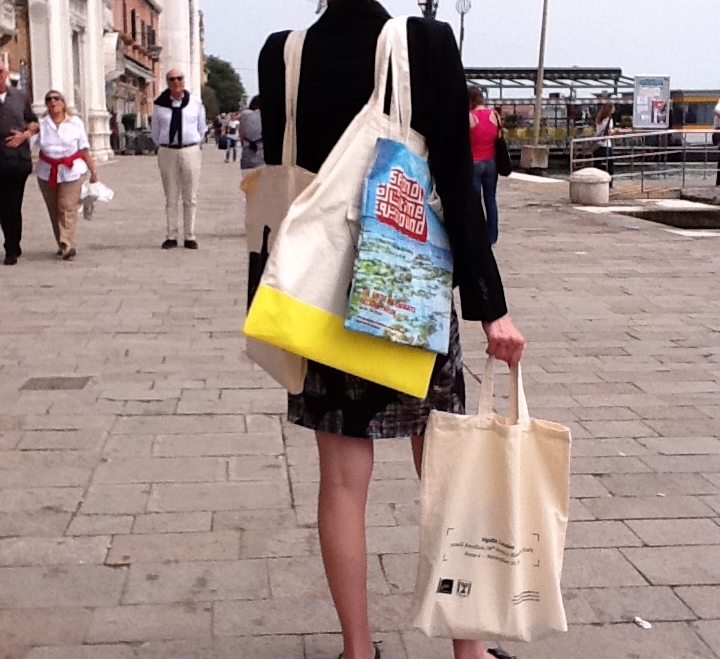 Allarme tribnews frivola: Venezia shopper parade. E facciamola questa classifica delle mejo borsine. Quale padiglione vince?