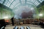 Red – Richie Hawtin facing the Leviathan of Anish Kapoor photo by Pierre Emmanuel Rastoin6 Richie & Anish. Al Grand Palais il Leviatano si fa electro… Ed è subito party