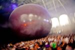 Red – Richie Hawtin facing the Leviathan of Anish Kapoor photo by Pierre Emmanuel Rastoin2 Richie & Anish. Al Grand Palais il Leviatano si fa electro… Ed è subito party