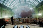 Red – Richie Hawtin facing the Leviathan of Anish Kapoor photo by Pierre Emmanuel Rastoin6 Richie & Anish. Al Grand Palais il Leviatano si fa electro… Ed è subito party