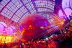 Red – Richie Hawtin facing the Leviathan of Anish Kapoor photo by Pierre Emmanuel Rastoin7 Richie & Anish. Al Grand Palais il Leviatano si fa electro… Ed è subito party