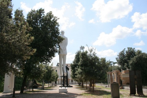 Veduta complessiva delle installazioni a Villa Torlonia Ehi ma chi ha ridotto così Villa Torlonia? Ah, già, è la Biennale di Scultura di Roma