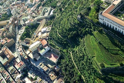 Decifra il comunicato stampa: l’evento è a Napoli alla Fondazione Morra. Di che si tratta, ditecelo voi perché noi proprio…