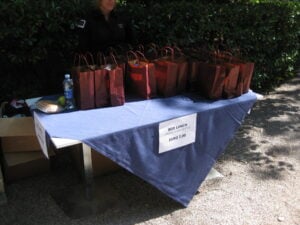 Biennale o festa campestre dei Boy Scout? E ai Giardini spuntano i pranzetti al sacco a 7 euri…