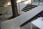 e questa è la rampa del padiglione israele. alluscita però Nell’anno dei Parapadiglioni, la Biennale resta comunque off limits per i disabili…