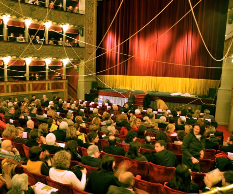 il palco Gli indignati scendono a Valle