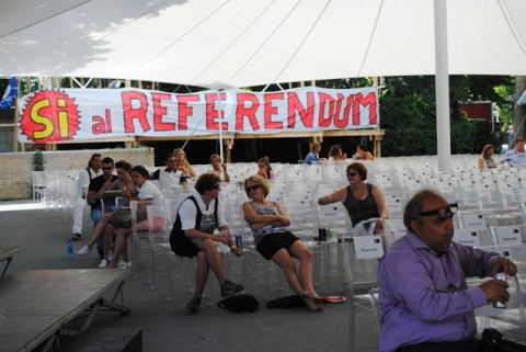 lo striscione allo spazio esedra Informare per esistere. La campagna referendaria passa per i Giardini…