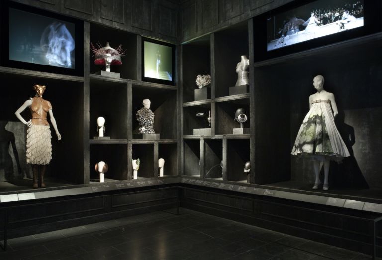 23.McQueenGalleryViewCabinetofCuriosities Alexander McQueen: l’ultimo dei romantici