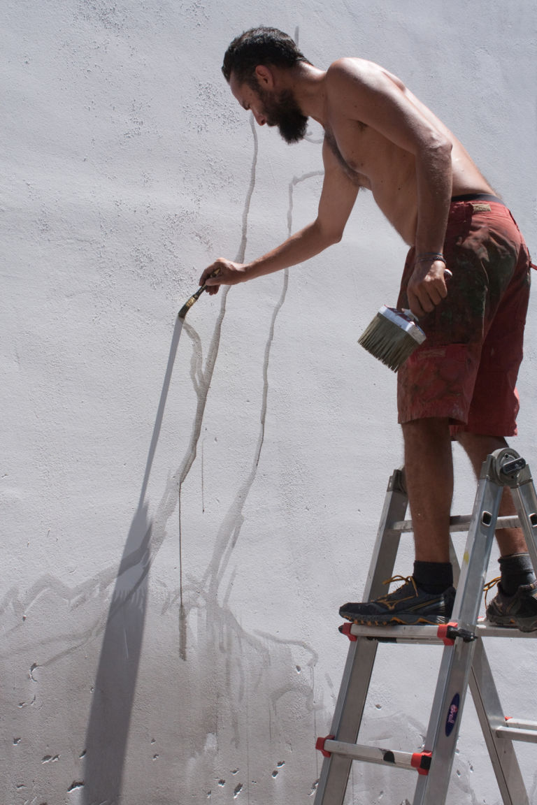 3.Francesco De Grandi lavora al progetto WOOD per Riso. photo by Salvo Lo Nobile Un bosco giallo elettrico, a Palermo. Ecco il work in progress di Francesco De Grandi nel giardino di Palazzo Riso