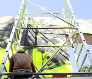 Un bosco giallo elettrico, a Palermo. Ecco il work in progress di Francesco De Grandi nel giardino di Palazzo Riso