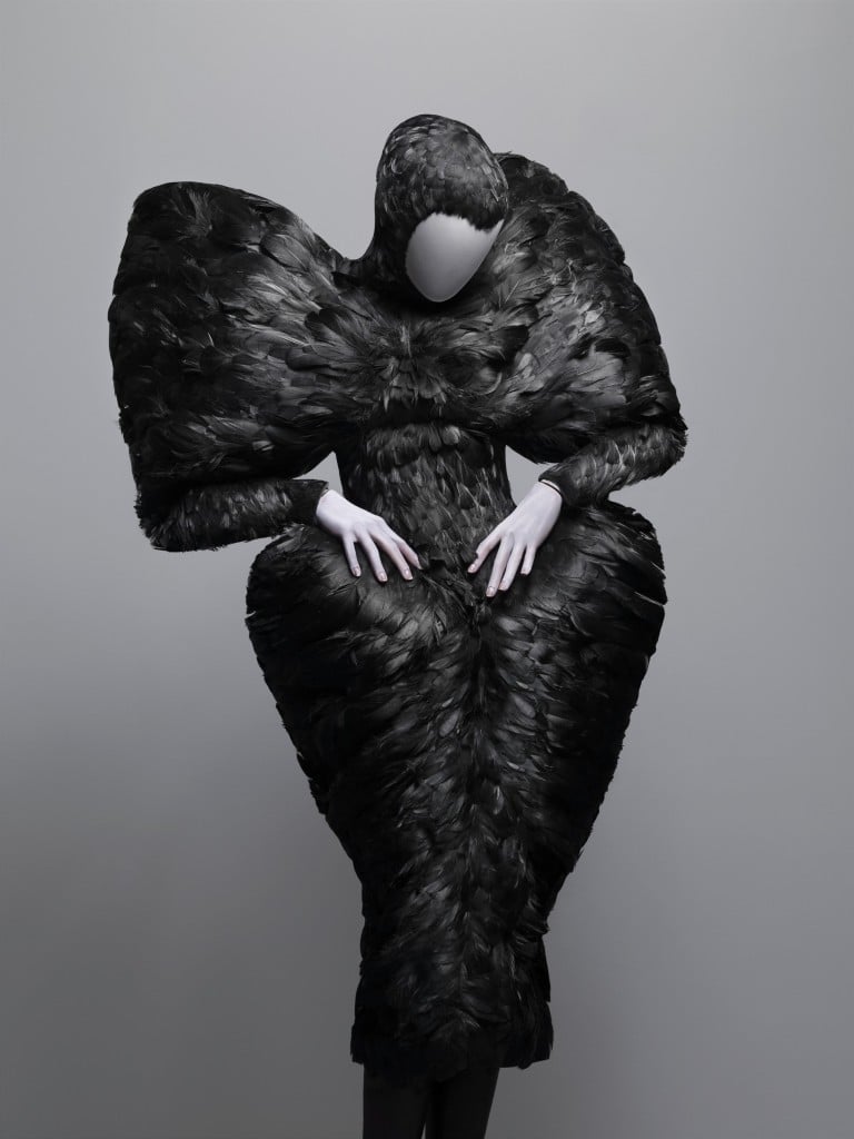 9.McQueenBlackDuckFeathersFall2009 10 Alexander McQueen: l’ultimo dei romantici