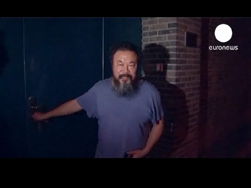 Ma non lo avevano liberato? E invece Ai Weiwei non può lasciare Pechino, non può parlare con i media e gli hanno bloccato pure Twitter…