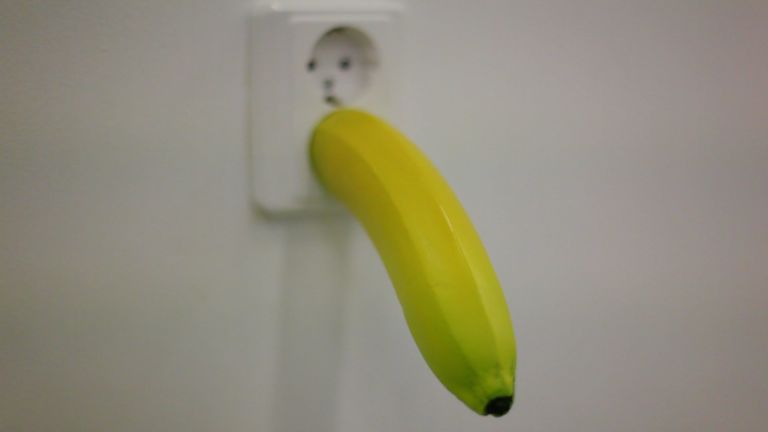 Erwin Wurm Banana installazione presa elettrica polyestere pittura 16x4x4 cm 2002. Situazionismo in salsa rumena. Al Pavilion Unicredit