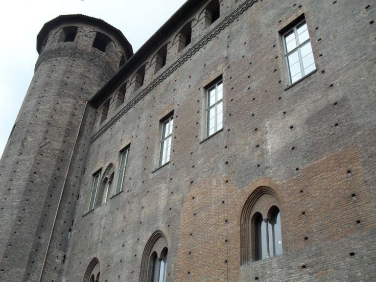Facciata medievale Castello degli Acaja Photo Claudia Giraud Orto, bosco e frutteto, al centro di Torino. Il Fossato di Palazzo Madama ora è un Giardino Medievale