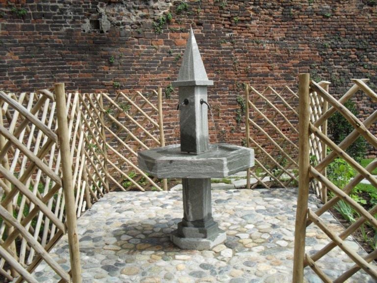 Il Giardino del Principe Photo Claudia Giraud Orto, bosco e frutteto, al centro di Torino. Il Fossato di Palazzo Madama ora è un Giardino Medievale