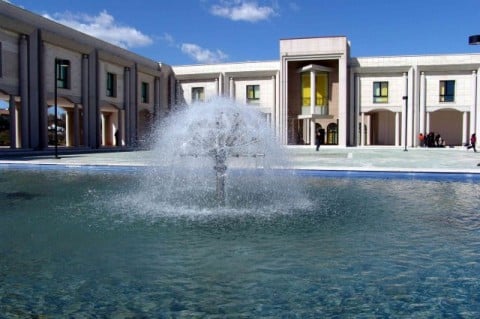 Il Museo del Presente 1 Giovani artisti, scelti da un gruppo di intellettuali. Ok, ancora Padiglione Italia. E invece no, siamo in Calabria, anzi su Facebook…