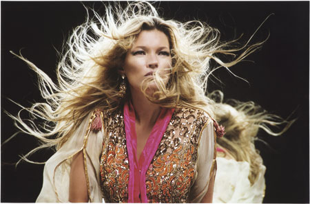 KateMoss in KM3d 1 regia di Baillie Walsh Altaroma. In mezzo alle polemiche, la fashion week capitolina