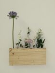 Massimo Dalla Pola iFleur 2011 tavole di pino cerniere per mobili contenitori in plastica e fiori recisi Per fare un tavolo, ci vuole un fiore
