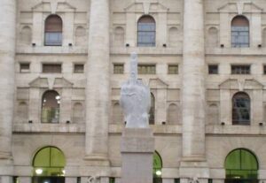 E alla fine anche a Stefano Boeri toccò la spinosa questione. Ce lo teniamo, il “dito” di Cattelan?