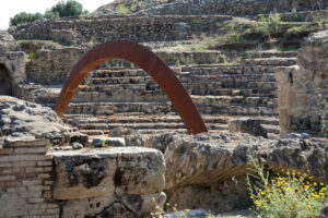 Incorniciare la storia. Tocca a Mauro Staccioli “intersecarsi” con il Parco Archeologico di Scolacium, in Calabria