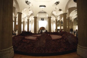 Nessun problema. My Red Homeland, l’installazione di Anish Kapoor esposta a Milano, si è di nuovo bloccata…