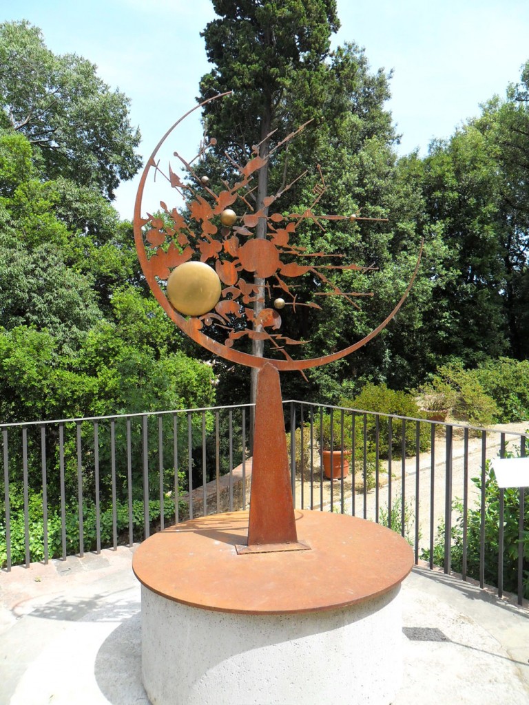 Nel Giardino Marcello Guasti LUniverso 2009 ferro con inserti di bronzo La Biennale raddoppia in Toscana, anzi no triplica… o meglio: quadruplica