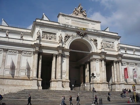 Palazzo delle Esposizioni Cosa caspita succederà al Palazzo delle Esposizioni? E quale strategia culturale ha in mente per la città la Fondazione Roma? Nella capitale si apre ufficialmente un altro fronte