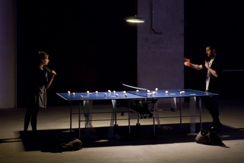 Ping pong fa rima con Kusolwong Garage Sale, partite a ping-pong, e tanta musica. Non sembra, ma siamo all’Hangar Bicocca, per il finissage del progetto Terre Vulnerabili