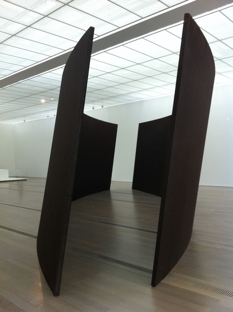 Richard Serra Olson 1986 acciaio resistente alle intemperie due lastre ricurve altezza 31 m lunghezza rispettivamente 105 m 101 m spessore 51 cm Collezione dellartista photo Valentina Grandini Brancusi & Serra. Proprio una strana coppia, a Basel