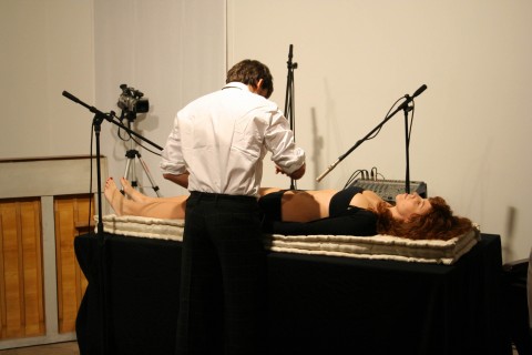 Silvia Giambrone Viola e un poco nervosamente 2010 still da video documentazione di performance Spostamenti e ridefinizioni. E l’ex sede Romberg ritorna temporary gallery per l’estate artistica romana