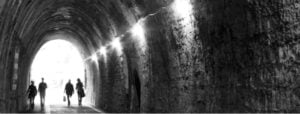 L’arte fuori dal tunnel. Alle Cinque Terre quattro gallerie ferroviarie in disuso diventano l’art gallery più lunga del mondo