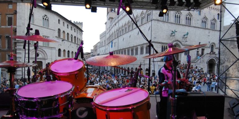 UJazz Piazza IV Novembre Perugia, la musica e il B-Side di Aldo Rossi. Umbria Jazz aspetta Prince e si circonda di streetartisti