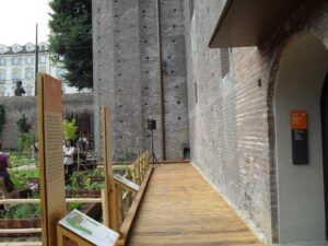 Orto, bosco e frutteto, al centro di Torino. Il Fossato di Palazzo Madama ora è un Giardino Medievale
