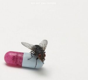 Una mosca sopra a una pillola. Impossibile non riconoscerlo. Damien Hirst disegna la copertina del nuovo album dei Red Hot Chili Peppers…