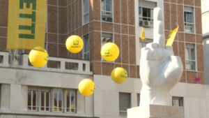 Le perle ai porci. A Milano il dito medio di Cattelan scenografia per la protesta di Coldiretti