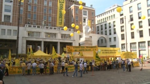 sotto il dito di cattelan infuria la protesta E dal Palazzo una voce tuonò: “Tagliate quel dito medio”