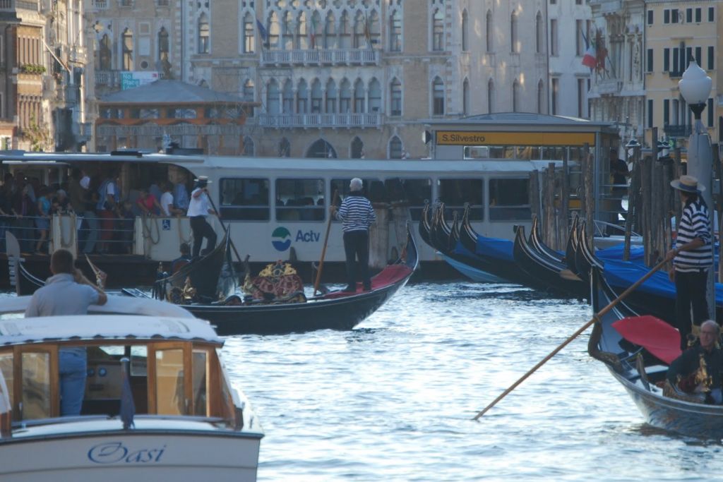 Quando le esigenze reali si sposano con la retorica pubblicistica. Il Sindaco di Venezia ri-lancia il Vaporetto dell’arte