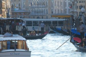 Quando le esigenze reali si sposano con la retorica pubblicistica. Il Sindaco di Venezia ri-lancia il Vaporetto dell’arte