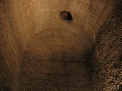3 Un interno delle antiche cisterne romane Una passeggiata in Umbria, fra la videoarte internazionale. Nel ventre di Todi, dentro antiche cisterne romane…