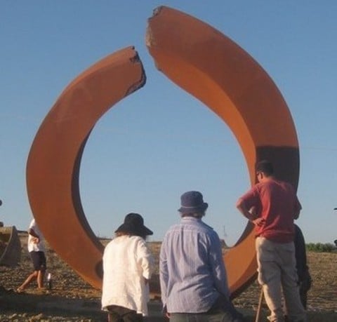 Beverly Pepper durante la collocazione di Brufa Broken Circle Un Giubileo nell’arte, in Umbria. È dell’americana Beverly Pepper la nuova installazione per il progetto Scultori a Brufa