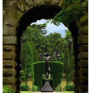 E Sotheby’s continua a far le cose in grande: sculture monumentali nel giardino dei Duchi del Devonshire