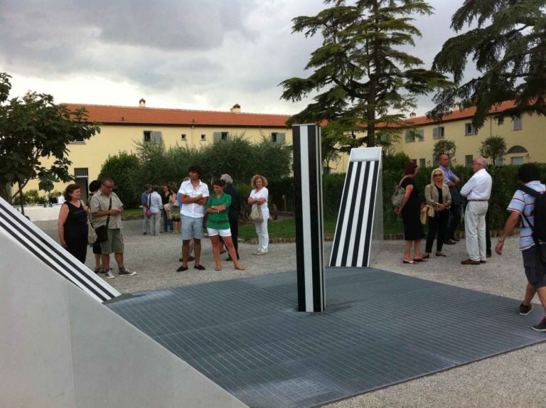 Borgo Syrah Cortona fontana Daniel Buren foto Riccardo Murelli 8 Estate a Cortona, fra vino e arte contemporanea. Foto+video report da Borgo Syrah, ecco chiccera alla festa per Daniel Buren